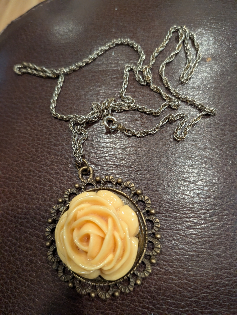 Vintage 2003s Style Floral Pendant Necklace - Cream Rose